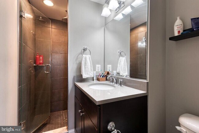 Building Photo - 800 S Curley St