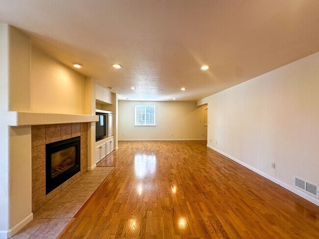 Building Photo - Luxurious Castle Pine living awaits!