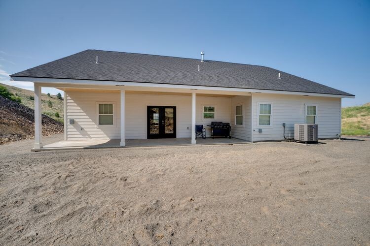 Building Photo - 40780 Clearview Dr N