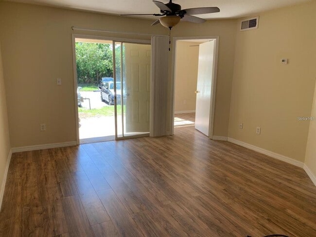 Building Photo - 1940 Lake Atriums Cir