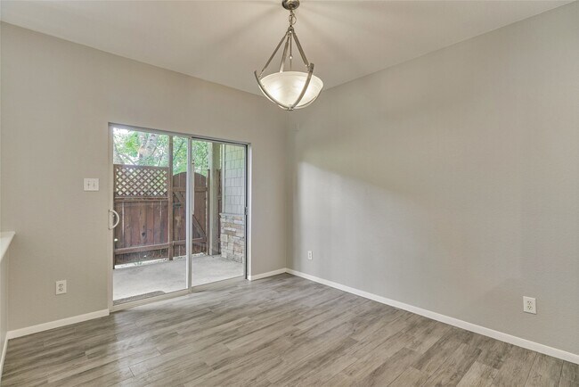 Building Photo - 25 Scarlet Woods Ct