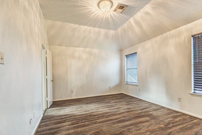 Building Photo - 19334 Strathmore Pl Ln