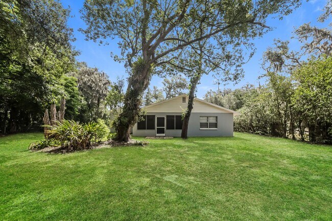 Building Photo - 3 BR/2BA | Newly Renovated Single Family Home | Large Covered Back Patio| In Valrico!