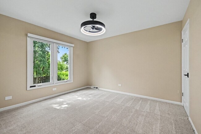 Building Photo - 1120 Summit Hills Ln