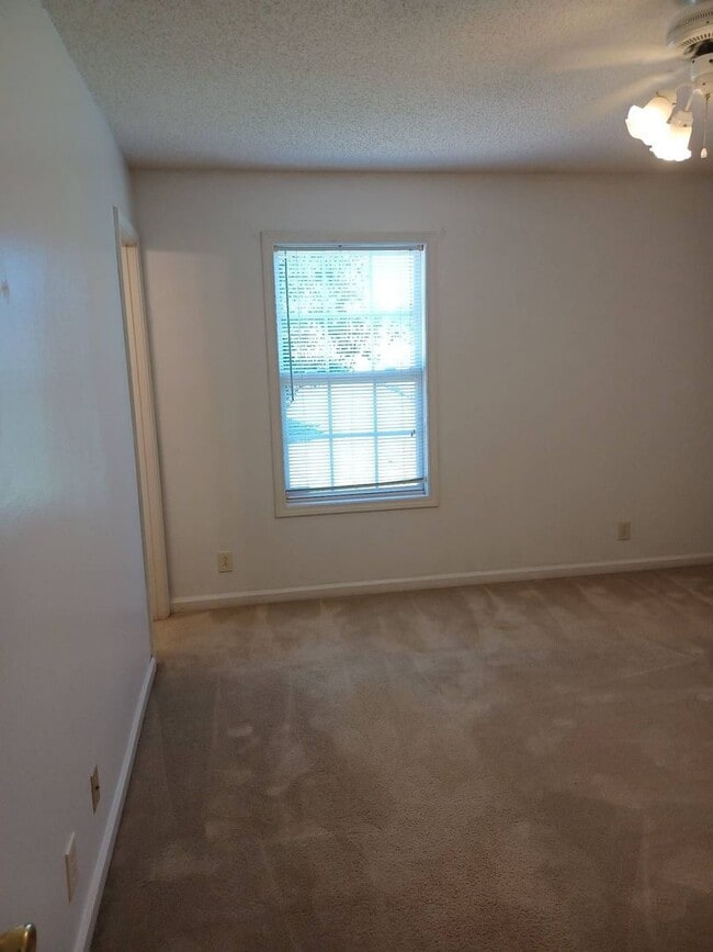 Building Photo - 3 Bedroom 2 Bathroom Home!!