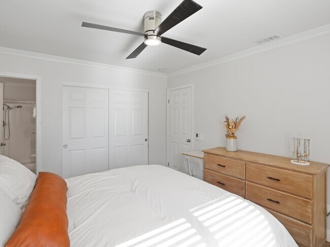 Building Photo - 1619 Carmel Cir W