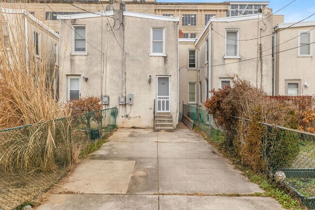 Building Photo - Pet Friendly 2 BR townhouse