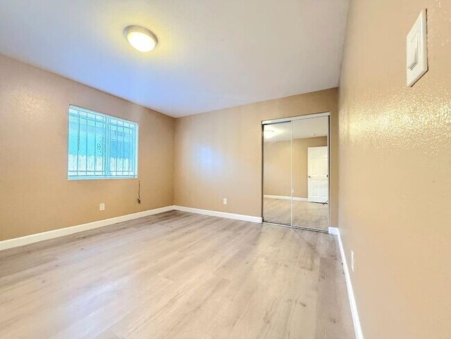 Building Photo - 1385 E Vernon Ave