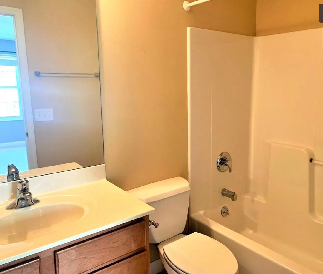 Upstairs bedroom bathroom - 2550 Cleinview Ave