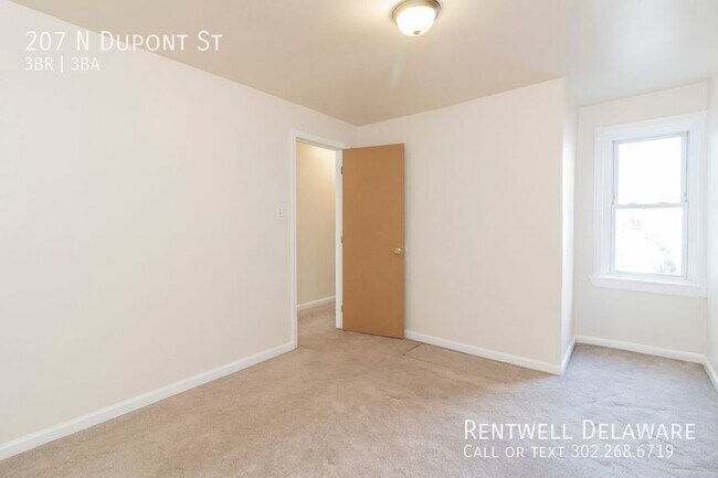 Building Photo - GORGEOUS TOWNHOME