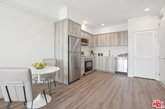 Building Photo - 218 N Alvarado St