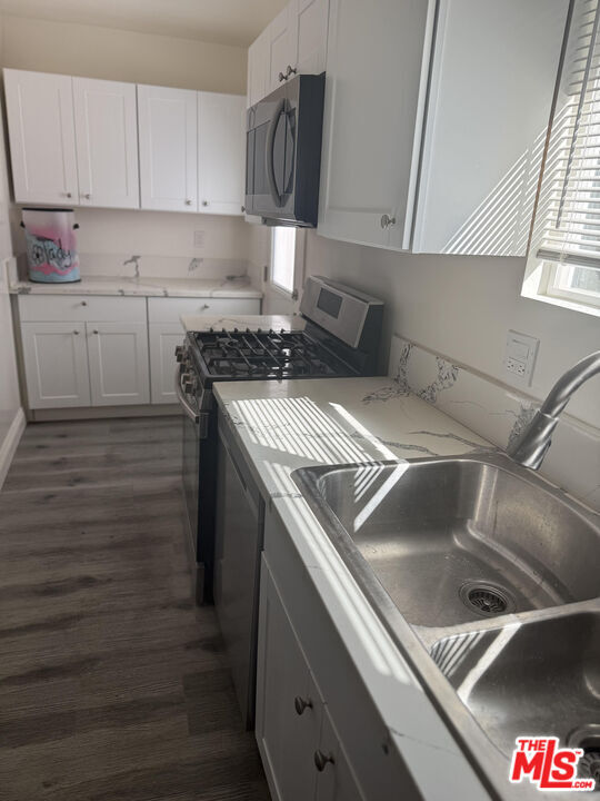 Building Photo - 17902 Saticoy St