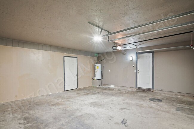 Building Photo - 703 Desert Glen Dr