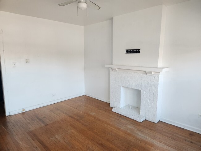 Building Photo - 905 W Irving Park Rd