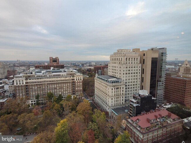 Building Photo - 604 S Washington Square