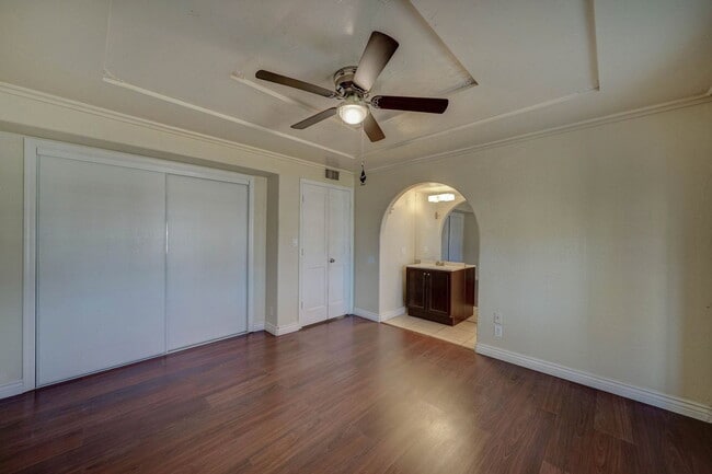 Building Photo - 2133 W Morten Ave