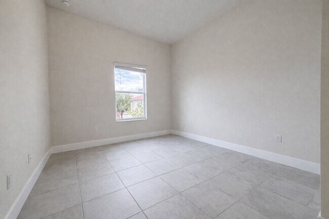 Building Photo - 3221-3409-3409 SW 8th Pl