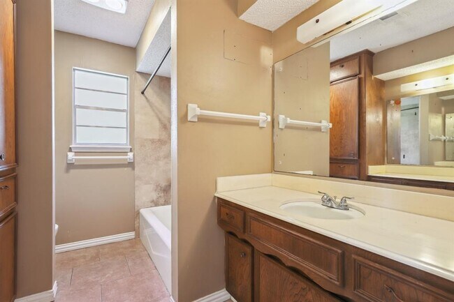 Building Photo - 1003 Suwanee Ln