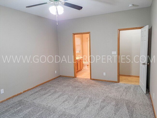 Building Photo - 3 bedroom 2 bath Single Family Home