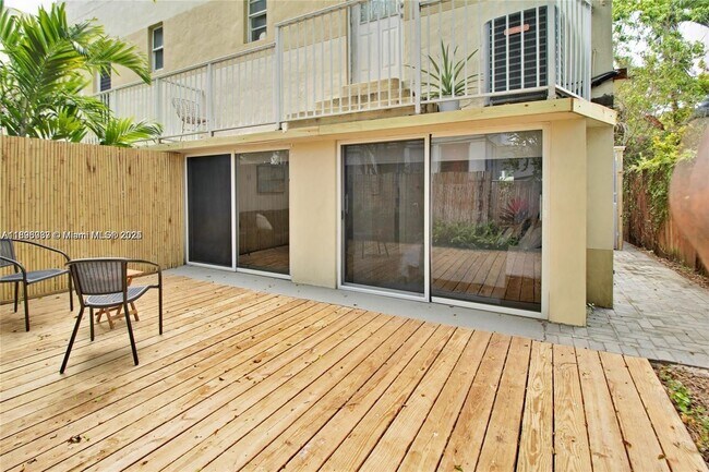 Building Photo - 833 W 39th St