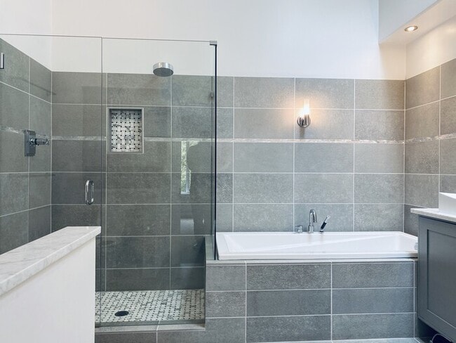 Building Photo - 5 Bedroom Craftsman - Home Great Schools - Cul-De-Sac - Pets Welcome