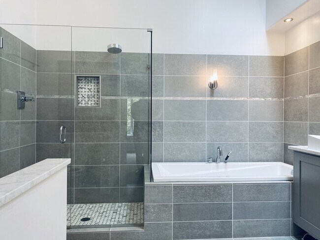 Building Photo - 5 Bedroom Craftsman - Home Great Schools -...