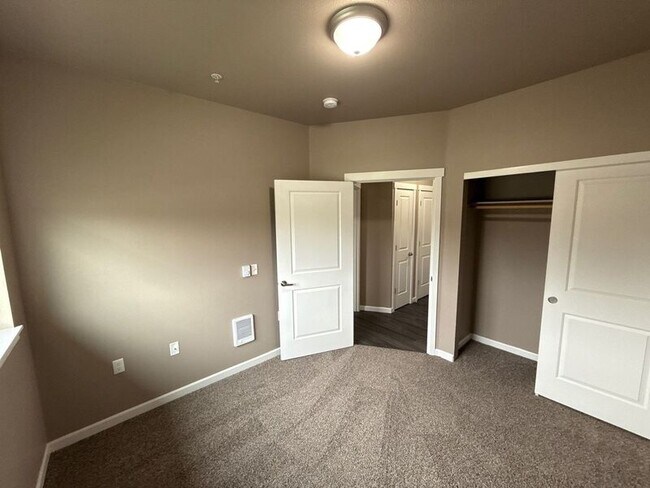 Building Photo - 4261 Hawthorne Ave NE