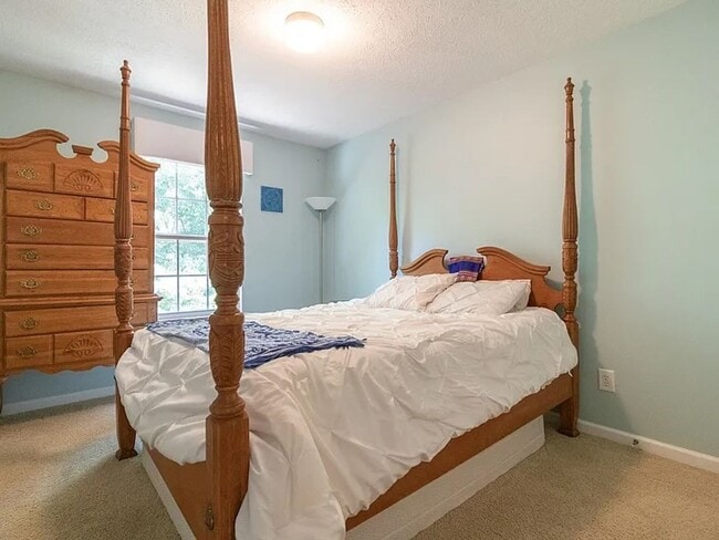 Building Photo - Beautiful 3BR TownHome