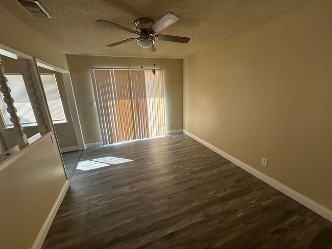 Building Photo - BARSTOW 3 bedroom 2 bath- 2 car garage HOME