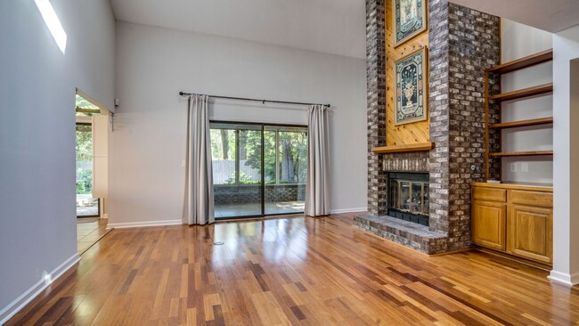 Building Photo - 4 BR / 2.5 BA – RARE FIND IN ROCKY BAYOU