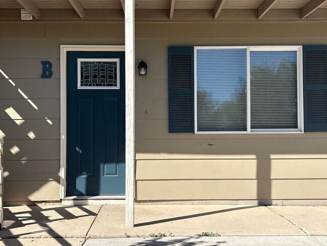 Building Photo - Cozy 2BR First-Floor Unit in Colorado Spri...