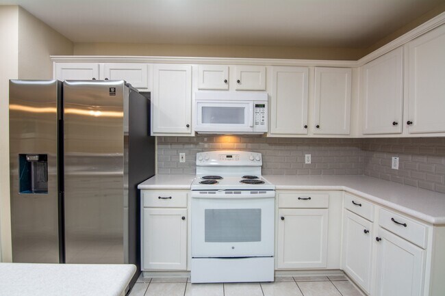 Building Photo - 127 N Villa Oaks Dr