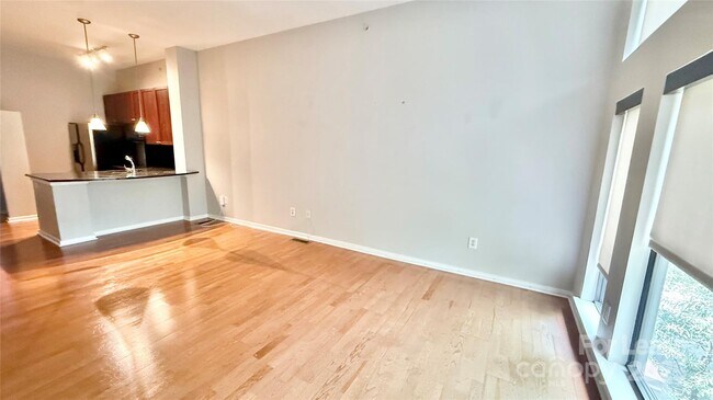 Building Photo - 2125 Southend Dr