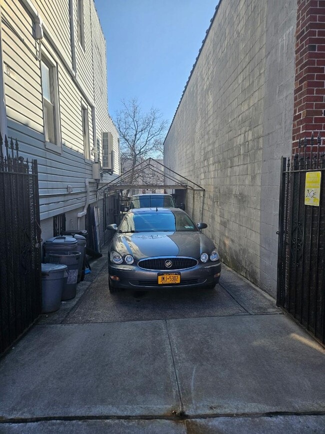 Building Photo - 3 bedroom in BROOKLYN NY 11232