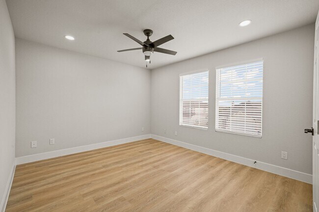 Building Photo - BEAUTIFUL 4 BEDROOM PROPERTY LOCATED IN BU...