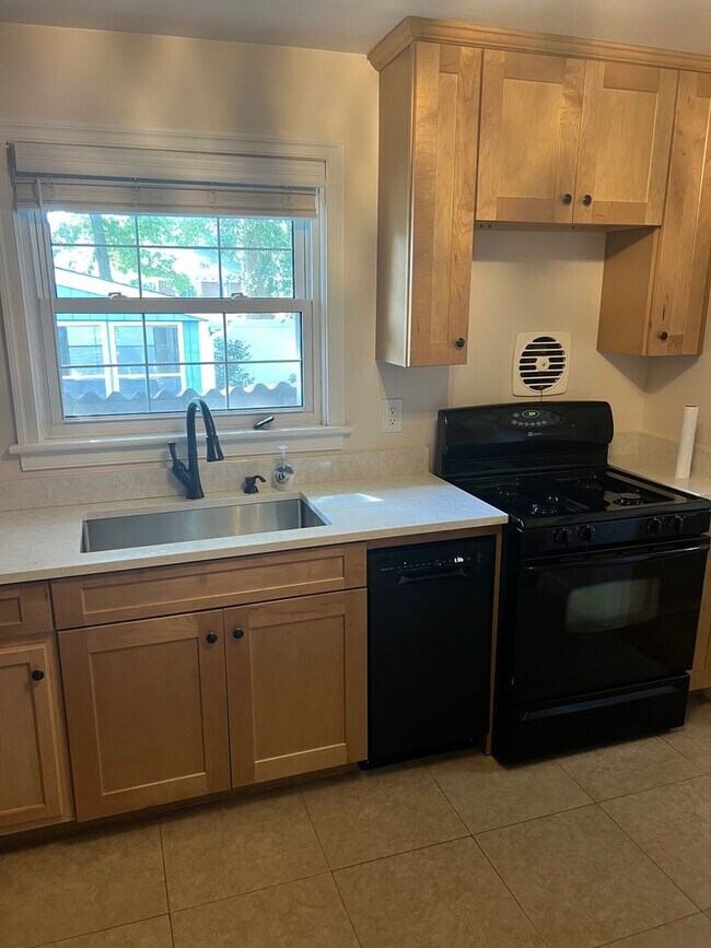 Building Photo - BEAUTIFUL RANCH HOME WITH NEW KITCHEN AND ...
