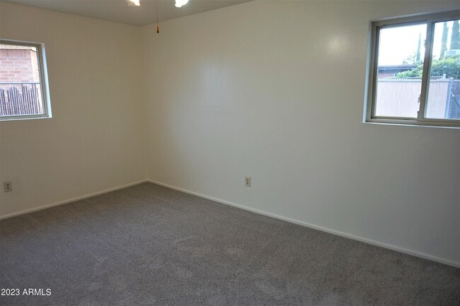 Building Photo - 296 Kings Way