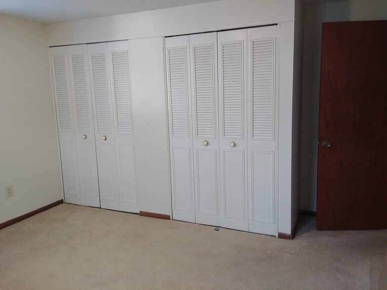 Master Bedroom with wall to wall closet - 92 Logan Ave W