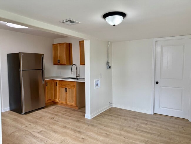 Building Photo - Fully Remodeled 3 Bedroom/1 Bathroom Home ...