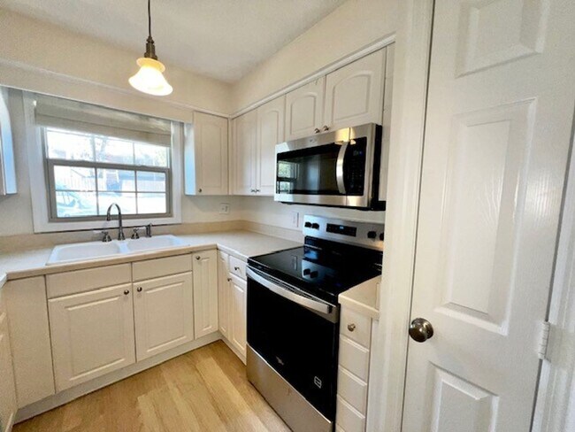 Building Photo - 2X2.5 -MOVE IN NOW! NEW LVP FLOORING ON 1ST FLOOR! NEW CARPET ON 2ND FLOOR! WATER VIEWS! CALL TOD...