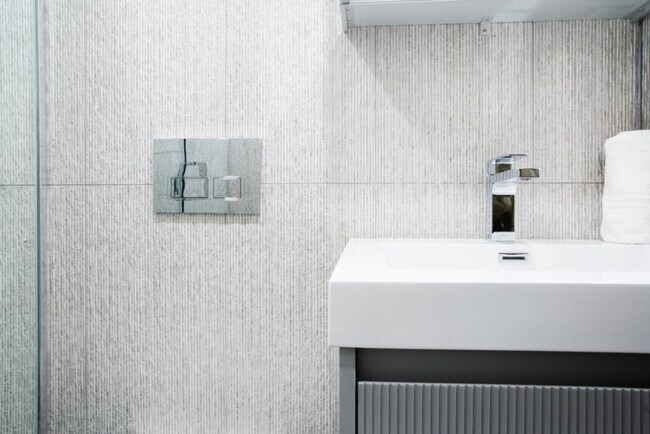 Building Photo - 402 E 11th St