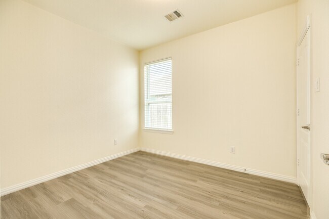 Building Photo - 1301 Scarlet Mountain Dr