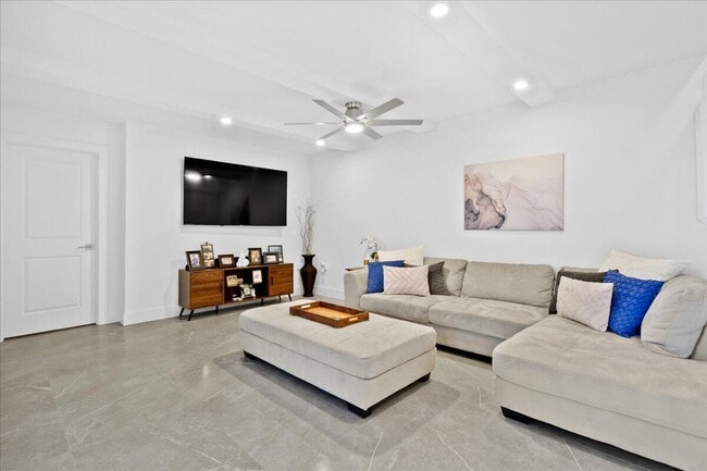 Building Photo - 709 7th Ln