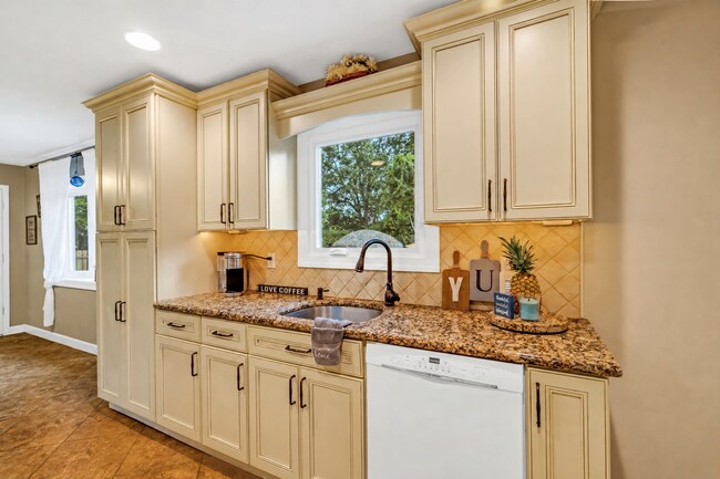 Building Photo - 3BR Ranch with In-Ground Pool & Garage in Toms River