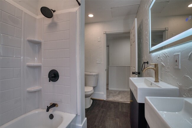 Building Photo - 1702 Lake St