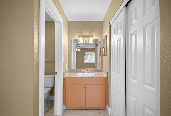 Building Photo - Affordable 2 bedroom 2 bathroom Condo in Fort Myers