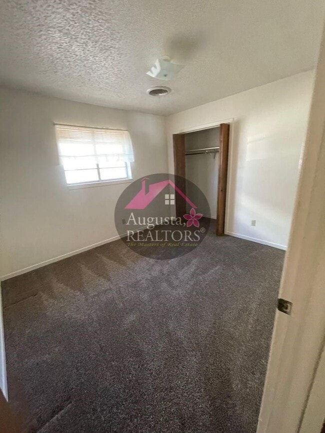 Building Photo - Southside Duplex with Covered Parking-Great location