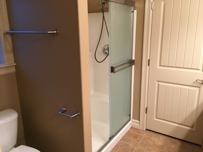 primary full bathroom - 2060 SW Kendra St