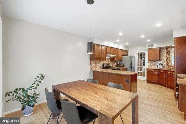 Building Photo - 3968 Clares Ct