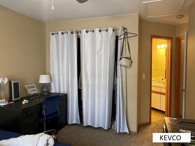 Building Photo - Perfect Townhouse for Roommates!